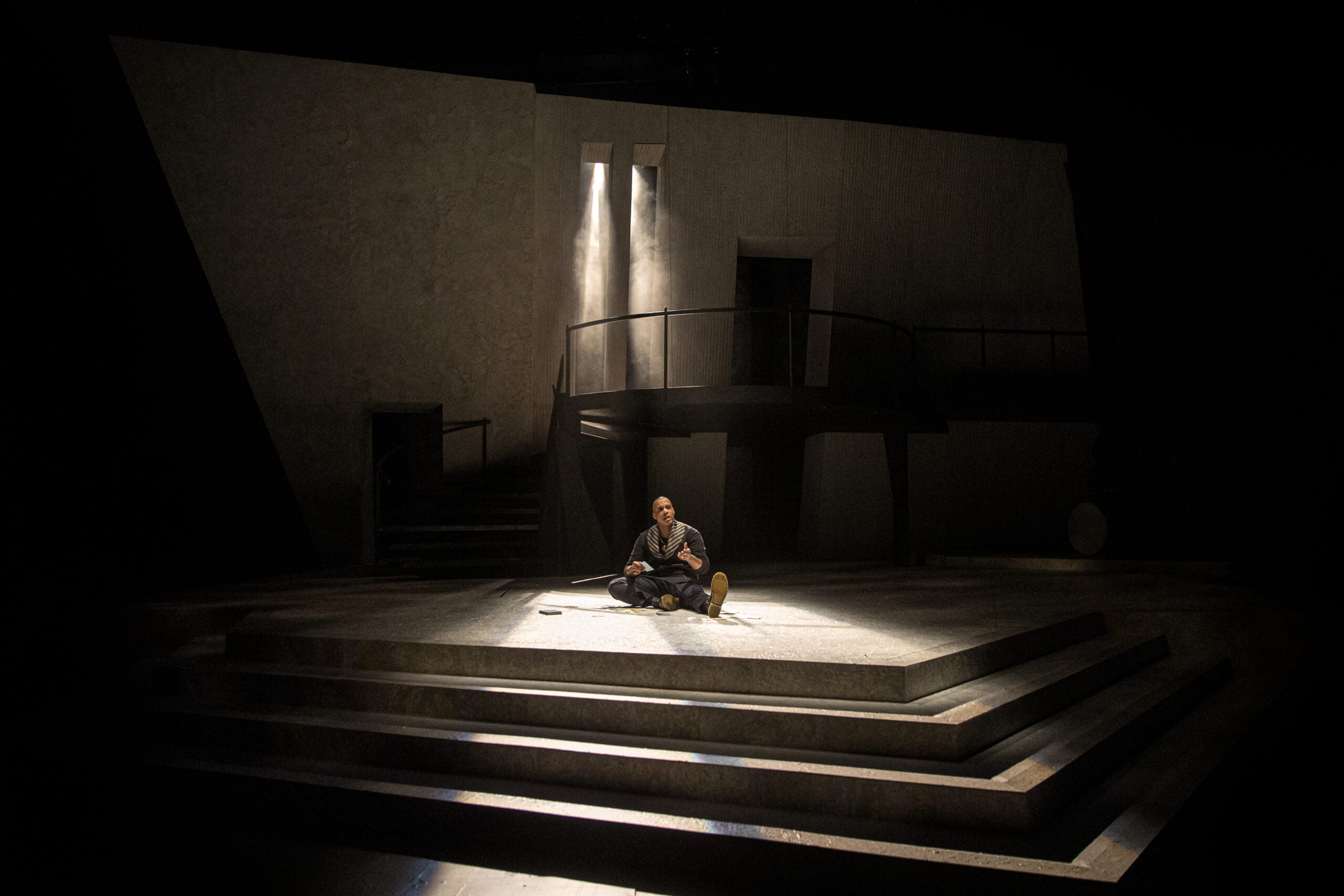 Review of Hamlet at the Guthrie Theater Play Off The Page